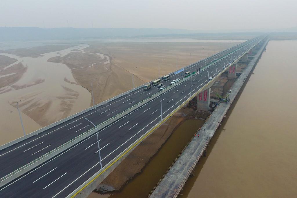 今天上午10時(shí)，國道234焦作至滎陽黃河大橋(簡(jiǎn)稱：焦鄭黃河大橋)及連接線項(xiàng)目正式通車。